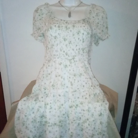 Floral Puff Sleeve Dress Size Medium Necklace Comes With Dress - Picture 3 of 5